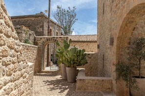 Property grounds - Korona Boutique Hotel - Junior Suite (Oitylo)