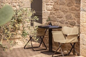 Outdoor dining - Korona Boutique Hotel - Junior Suite (Oitylo)
