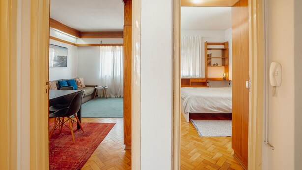 Ein Hotelzimmer mit Bett, Schreibtisch und Stuhl.