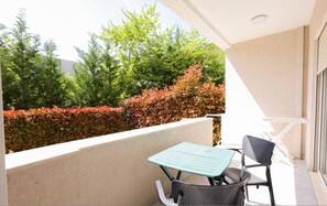 Outdoor dining - Lura Apartment 05 in Plazhi San Pietro (Plazhi San Pietro)