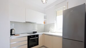 Fridge, oven, stovetop, cookware/dishes/utensils - Sunny Apartment, Balcony & Beach Access (Plazhi San Pietro)