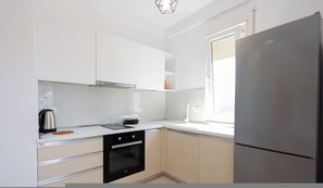 Fridge, oven, stovetop, cookware/dishes/utensils - Sunny Apartment, Balcony & Beach Access (Plazhi San Pietro)