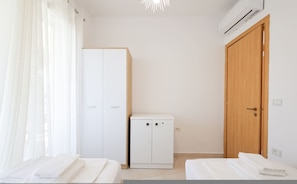 Room - Sunny Apartment, Balcony & Beach Access (Plazhi San Pietro)