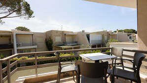 Outdoor dining - Sunny Apartment, Balcony & Beach Access (Plazhi San Pietro)