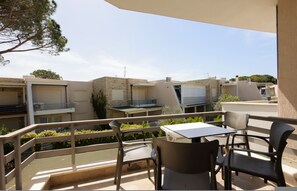 Outdoor dining - Sunny Apartment, Balcony & Beach Access (Plazhi San Pietro)