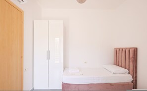 Desk, free WiFi - Lura Apartment 03 in Durrës (Durrës)