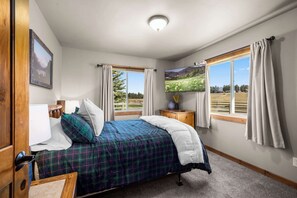 Ferienhütte, Mehrere Betten, Terrasse (Glacier River #3) | 2 Schlafzimmer, individuell dekoriert, individuell eingerichtet