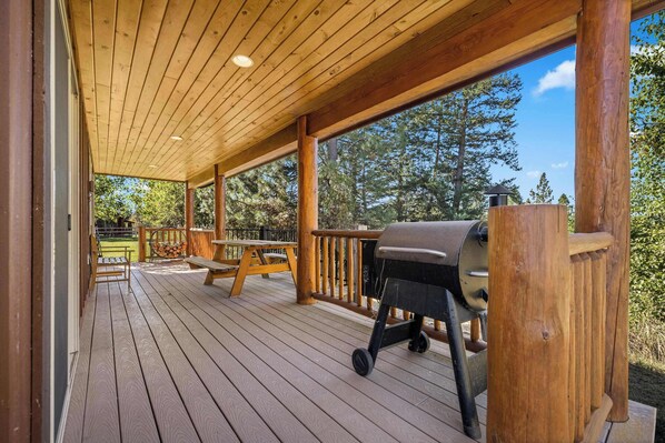 BBQ/picnic area - Glacier River Ranch - North Fork (Columbia Falls)