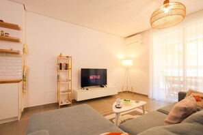 TV, offices - SanPietro Vacation Apartment 052 (Plazhi San Pietro)