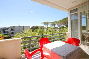 Outdoor dining - Lura Apartment 02 in Plazhi San Pietro (Plazhi San Pietro)