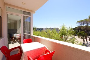 Outdoor dining - Lura Apartment 02 in Plazhi San Pietro (Plazhi San Pietro)