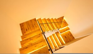 A spiral staircase with wooden steps and a metal handrail. - SanPietro Premium Villa 015 (Durrës)