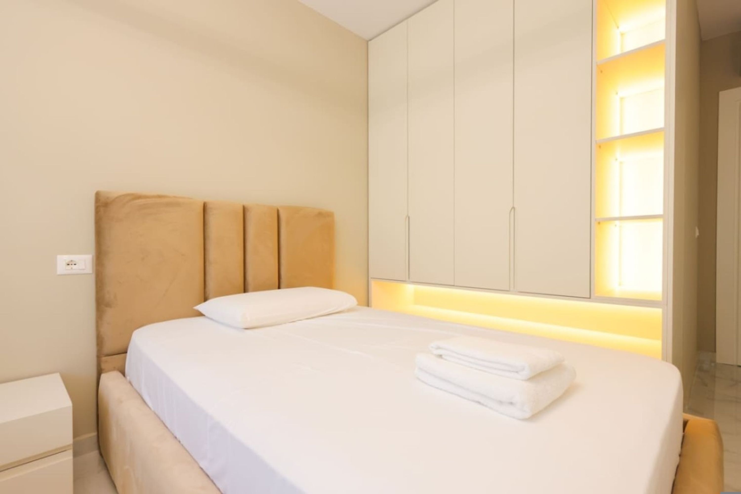 2 bedrooms, desk, iron/ironing board, travel crib
