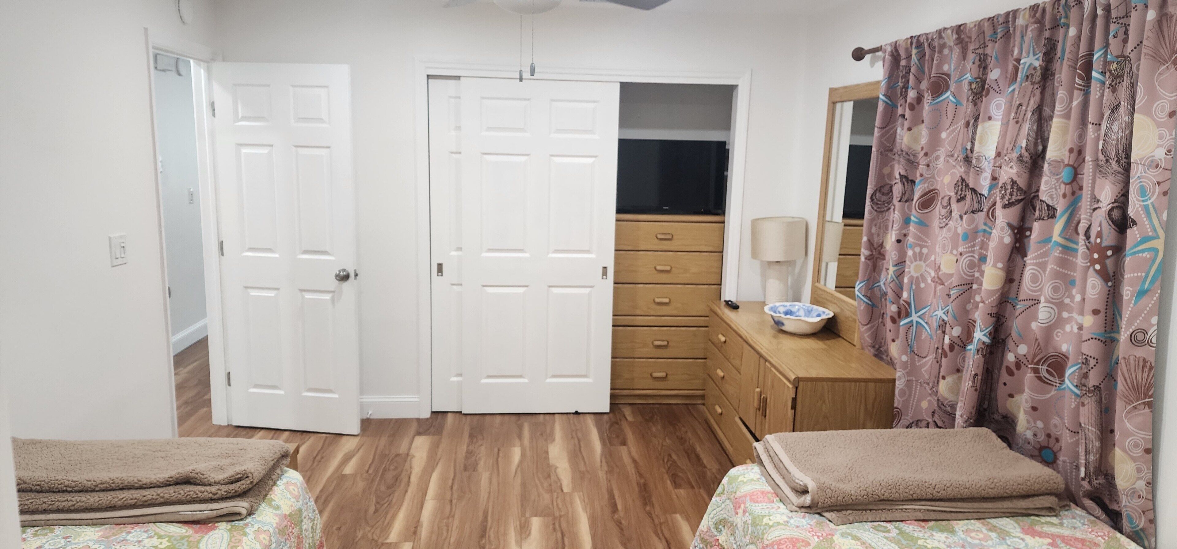 Travel crib, WiFi, bed sheets