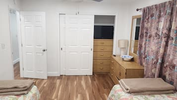 Travel crib, WiFi, bed sheets