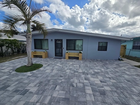 Exterior. Cozy 3 bedroom home, walking distance to The Patio and restaurants in Palm City.