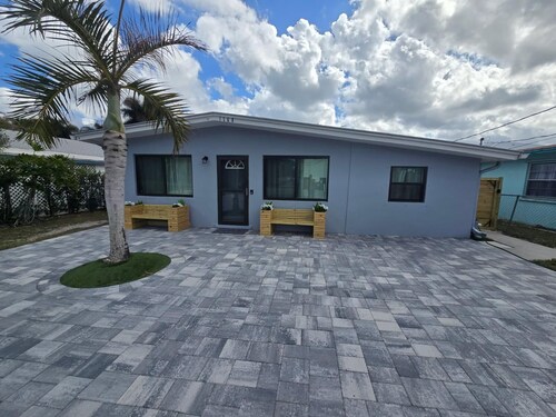 Cozy 3 bedroom home, walking distance to The Patio and restaurants in Palm City.
