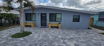 Cozy 3 bedroom home, walking distance to The Patio and restaurants in Palm City.