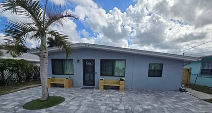 Cozy 3 bedroom home, walking distance to The Patio and restaurants in Palm City.