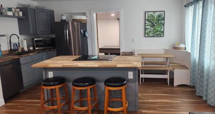 Cozy 3 bedroom home, walking distance to The Patio and restaurants in Palm City.
