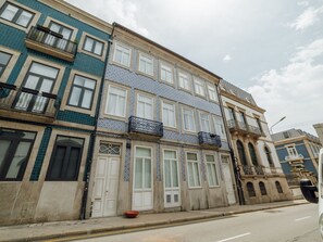 A multi-story building with a tiled facade, multiple balconies, and a street view. - HISTORIC & BRIGHT BOLHAO MEZZANINE by VACATIONY by Interhome (Porto)