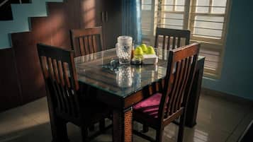 Familie villa, patio, uitzicht op stad | Dineren