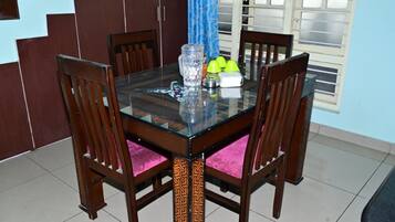 Familie villa, patio, uitzicht op stad | Dineren