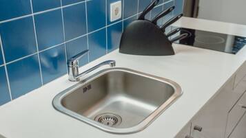 Geladeira, micro-ondas, talheres/pratos/utensílios de cozinha