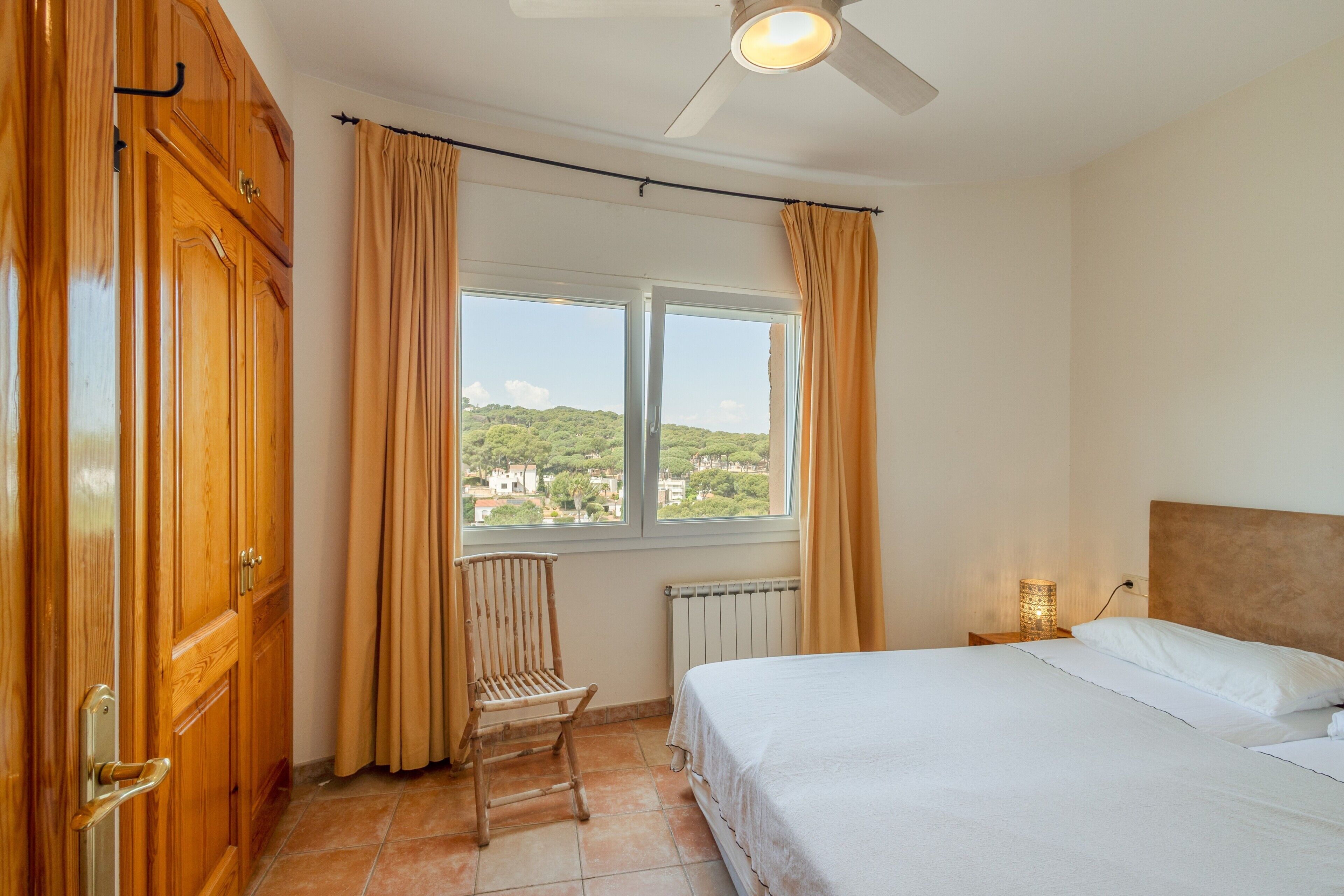 5 bedrooms, iron/ironing board, WiFi, bed sheets