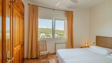 5 bedrooms, iron/ironing board, WiFi, bed sheets
