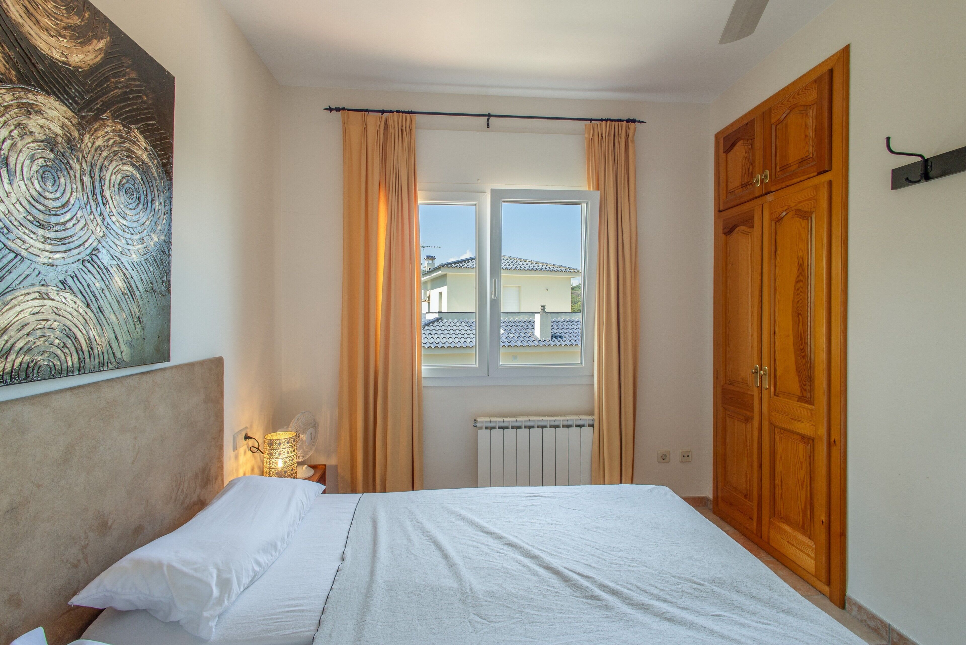 5 bedrooms, iron/ironing board, WiFi, bed sheets