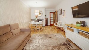 TV - MATOSINHOS CENTER PREMIUM APARTMENT by VACATIONY by Interhome (Porto)