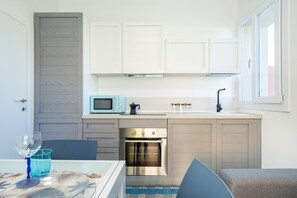 Fridge, microwave, oven, stovetop - Affittimoderni Castelsardo - Our Villa (Castelsardo)
