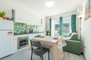 Coffee/tea maker, fridge, microwave, oven - Modern Rentals in Santa Maria Coghinas - Travel Vibes (Santa Maria Coghinas)