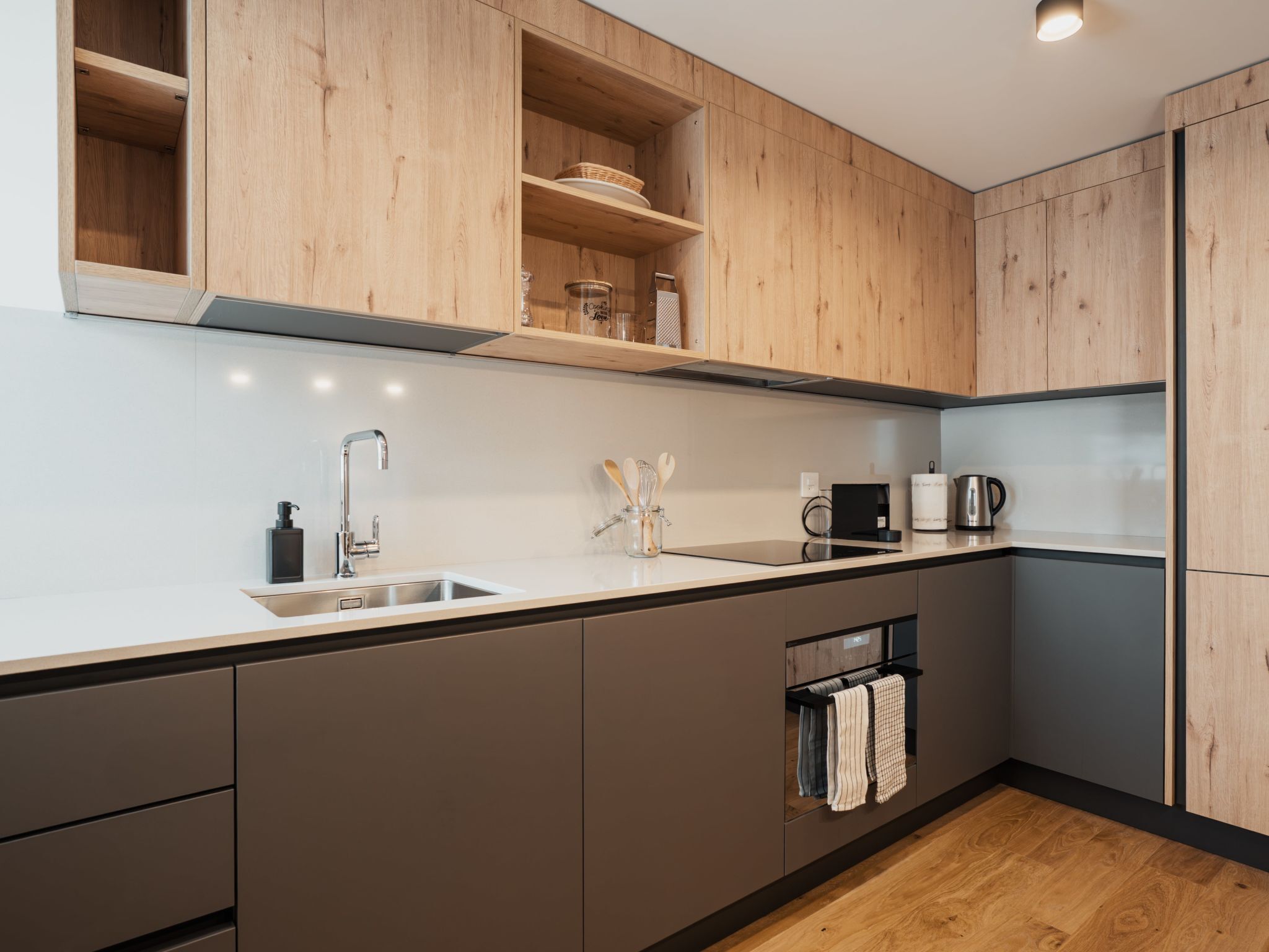 Fridge, oven, dishwasher, cookware/dishes/utensils