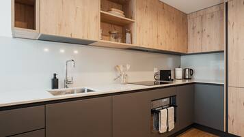 Fridge, oven, dishwasher, cookware/dishes/utensils