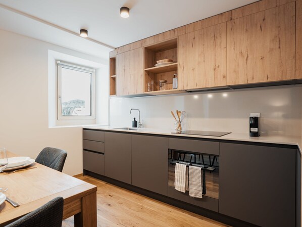 Fridge, oven, dishwasher, cookware/dishes/utensils