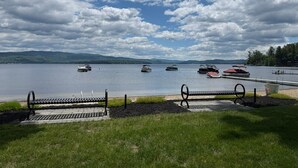 Une vue sur le lac, avec un banc, une jetée et des bateaux.