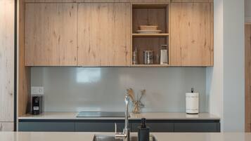 Fridge, cookware/dishes/utensils