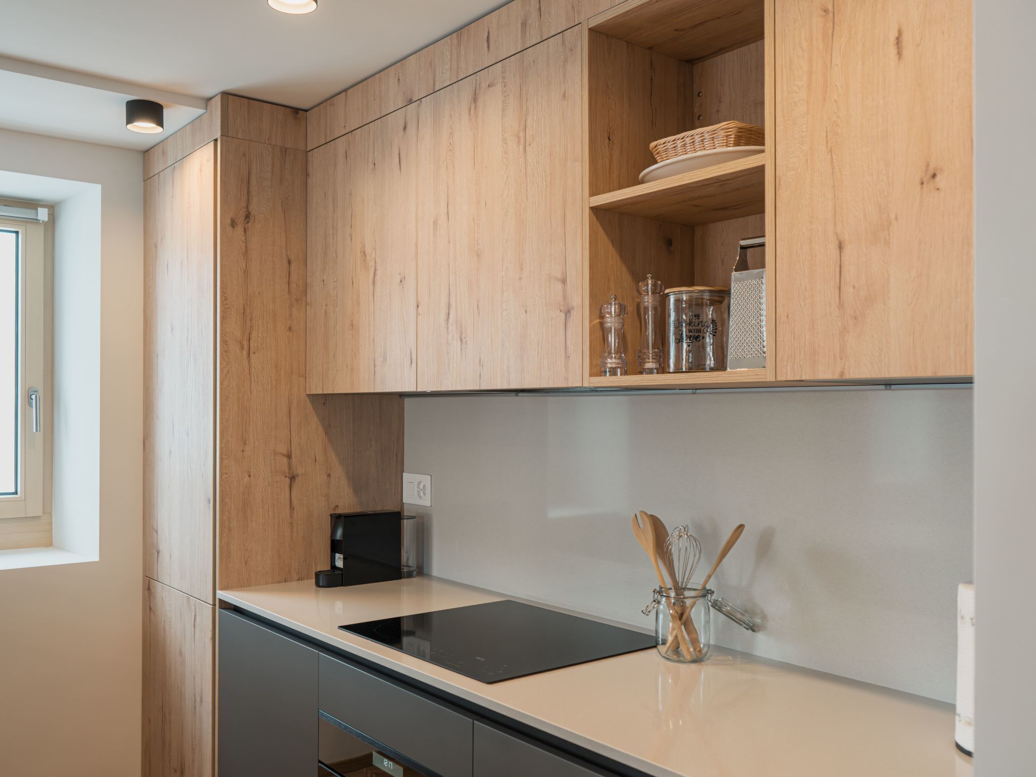 Fridge, cookware/dishes/utensils