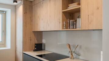 Fridge, cookware/dishes/utensils