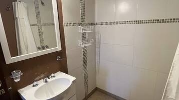 Ducha, bidet, jabón, papel higiénico