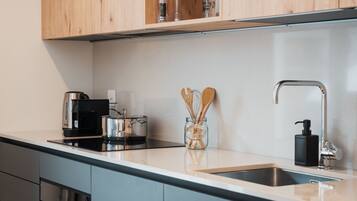Fridge, oven, dishwasher, cookware/dishes/utensils