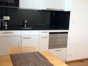 Fridge, microwave, dishwasher, cookware/dishes/utensils - Plein coeur de Nendaz by Interhome (Nendaz)