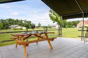 Outdoor dining - Parc de la Brenne - Safaritent (Lignac)