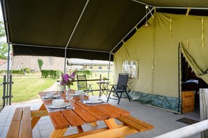 Outdoor dining - Parc de la Brenne - Safaritent (Lignac)