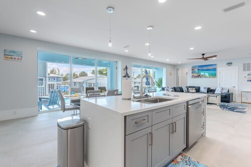 🏖️ 🏊 Beach Please: 6BR Luxury Retreat, Heated Saltwater Pool + Beach Access!