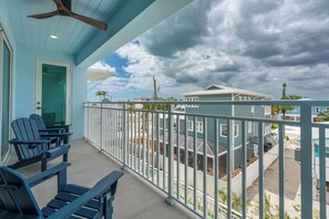 Property grounds - 🏖️ 🏊 Beach Please: 6BR Luxury Retreat, Heated Saltwater Pool + Beach Access! (Fort Myers Beach)