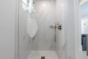 Shower, jetted bath, hair dryer, towels - 🏖️ 🏊 Beach Please: 6BR Luxury Retreat, Heated Saltwater Pool + Beach Access! (Fort Myers Beach)