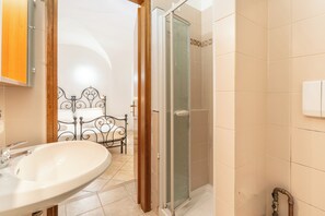Shower, hair dryer, bidet, towels - Historic Borgo Lake Como | Campidoglio 3 (Lenno)